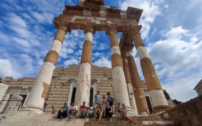 Operatori e rifugiati a passeggio tra la storia di Brescia